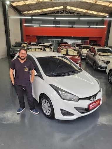 Cliente da Ultra Veículos com o carro que comprou na loja