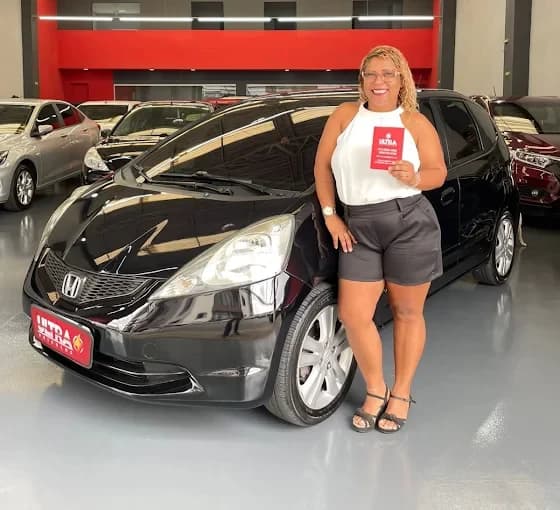 Cliente da Ultra Veículos com o carro que comprou na loja