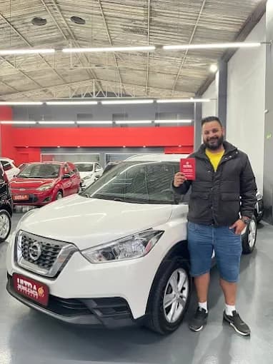 Cliente da Ultra Veículos com o carro que comprou na loja