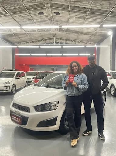 Cliente da Ultra Veículos com o carro que comprou na loja