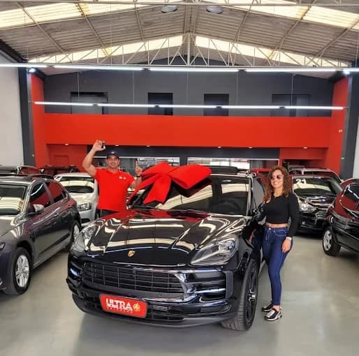 Cliente da Ultra Veículos com o carro que comprou na loja